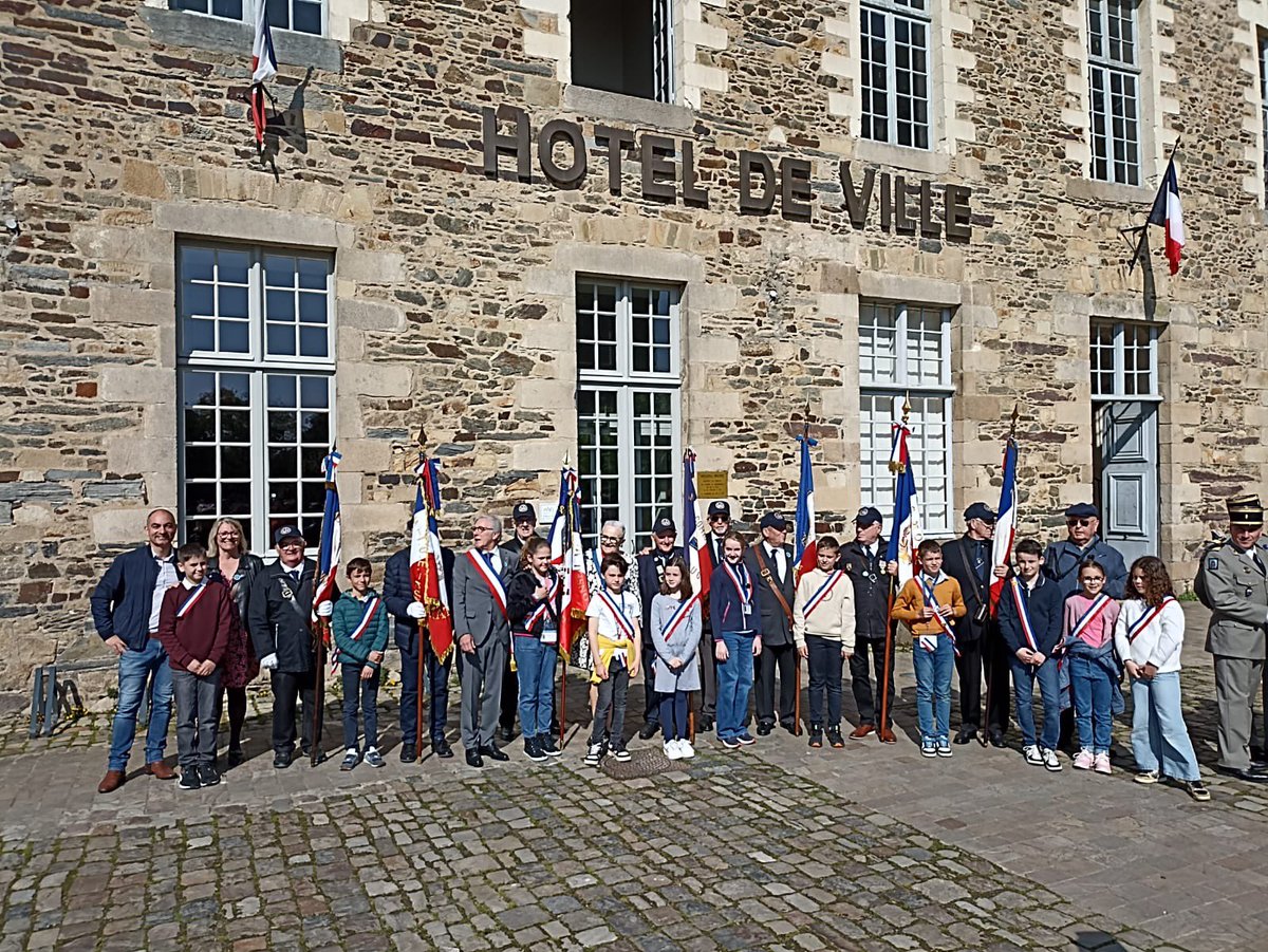 [Cérémonie] 🔵⚪️🔴 Inauguration émouvante et solennelle ce 8 mai du monument aux morts de la commune nouvelle de @chateaugiron . Ensemble, dans le souvenir de ceux qui donnèrent leur vie pour la France et pour la paix, n’oublions jamais. #8Mai
