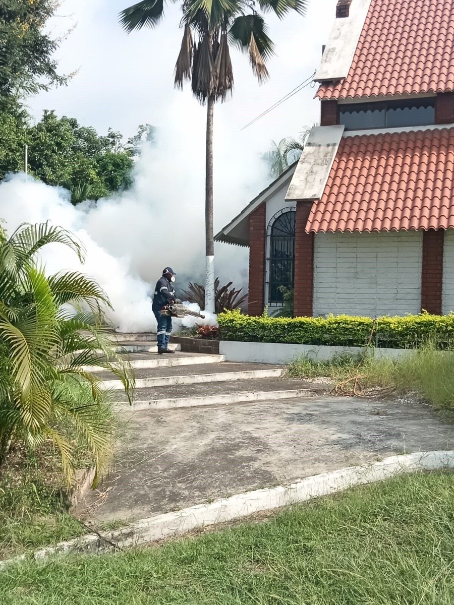 La Dirección de Salud e Higiene del #MunicipioDeGuayaquil con su personal de control vectorial, intervino con fumigación El Santuario de Schoenstatt. ¡Precautelamos la salud de los guayaquileños! #AlcaldíaResponde