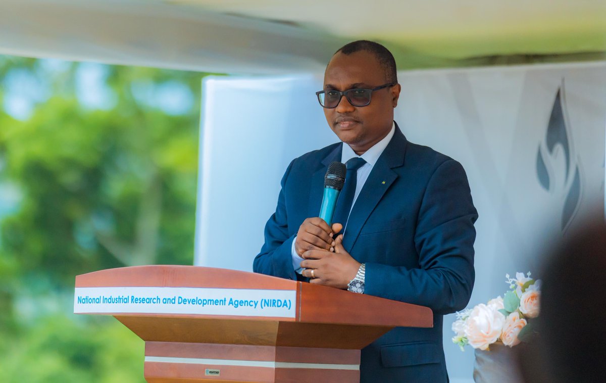 The commemoration event to honor former IRST was graded by @Ngabitsinze, the Minister for @RwandaTrade who urged mourners especially researchers to reflect on the #Rwanda's history& document it and ensure that the tragedy that befell the country is never repeated.