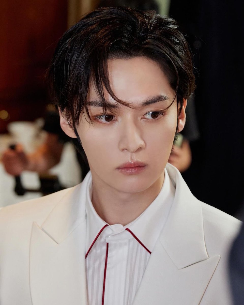 Lee Know of Stray Kids looks gorgeous in a new picture.