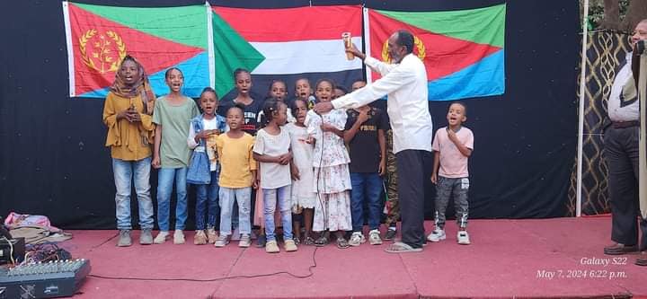ስእላዊ መግለጺ
ኣዴታት/ ነበርቲ ምምሕዳር ከባቢ ዕዳጋ ሓሙስ ብምኽንያት በዓል ፋሲካ ንሱዳናውያት ኣሕዋት ዝገበርዎ ናይ ምሳሕን ምዝንጋዕን መደብ፡፡ #Eritrea #Sudan 
Via @yosief_miriam