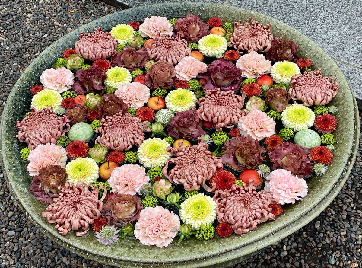 #行田八幡神社
#花手水　
前日ですが、偶然に行田八幡神社近く
を車で通ったので参拝と花手水を撮影
雨が降る直前で曇りの天候でしたが
色鮮やかな花のアートでした。
