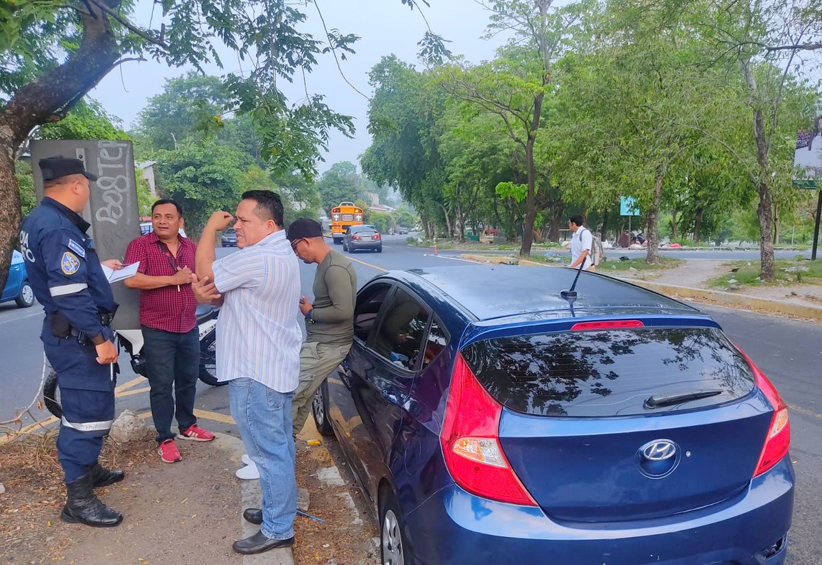 #TraficoSV Se reporta un accidente de tránsito en la carretera de Oro, en el carril que conduce de oriente a poniente a la altura del puente de Ticsa, Ilopango.

El percance ocurrió entre dos vehículos que chocaron.
#PNCSV #accidentetransito