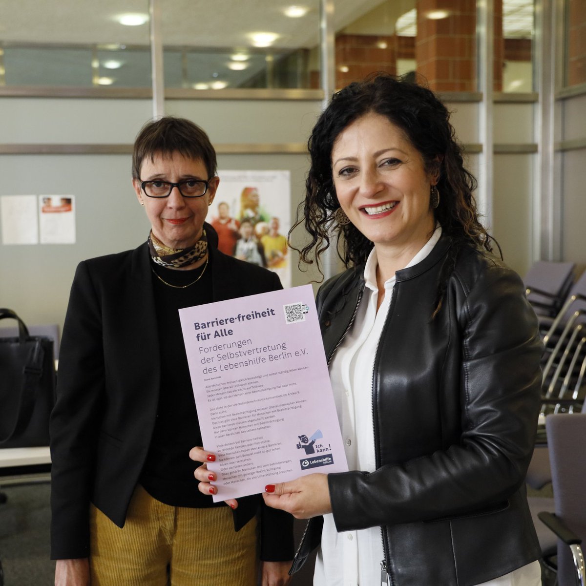 Berlins Landesbeauftragte für Menschen mit Behinderungen, Christine Braunert-Rümenapf, hat heute bei der Sitzung des @LandesbeiratMmB Sozialsenatorin @canselK einen Forderungskatalog „Barrierefreiheit für Alle“ der @Lebenshilfe_B überreicht. #Barrierefreiheit #Inklusionsel