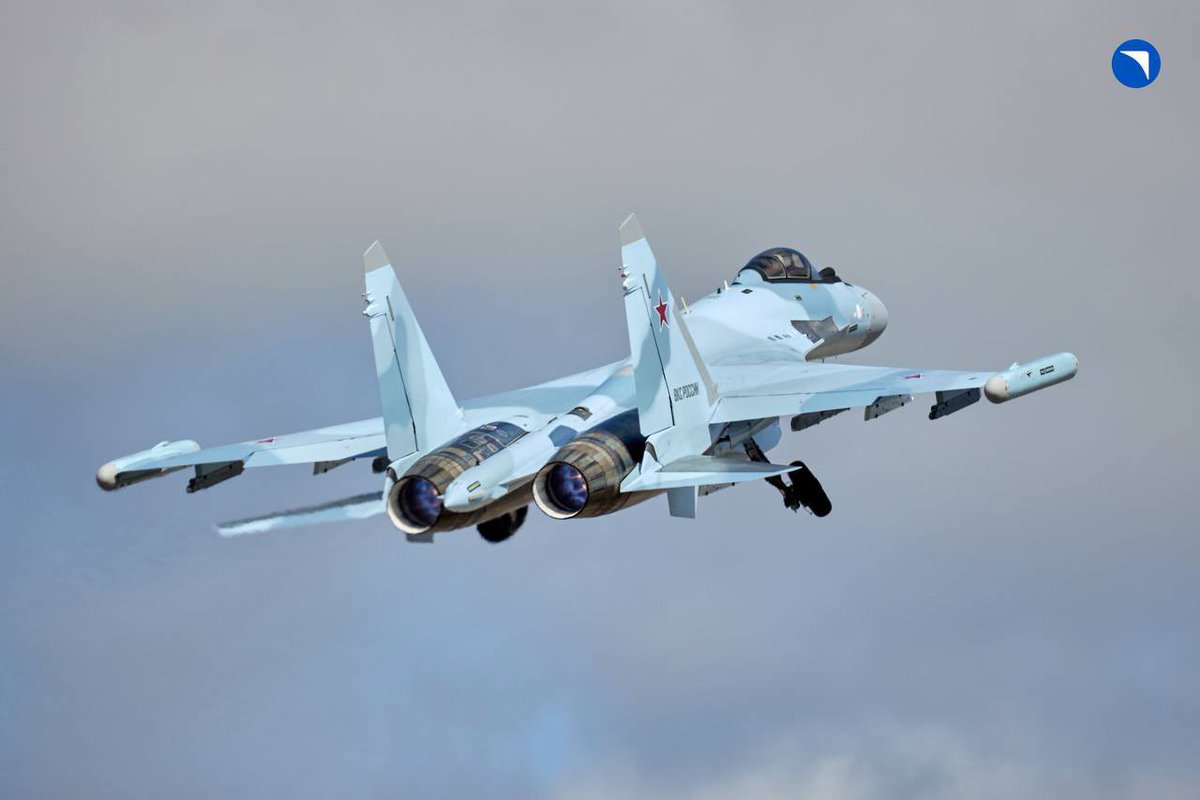 🚨 Russian Air Force recieve 2nd batch of fresh Su-35s built by United Air Corporation with some Upgrade 🇷🇺

Taking lessons in #RussiaUkraineWar they introduced new Sensors for it. 

Man love this Paint & blue flame from Engine 🔥

Fruits of Domestic Military Industrial Complex