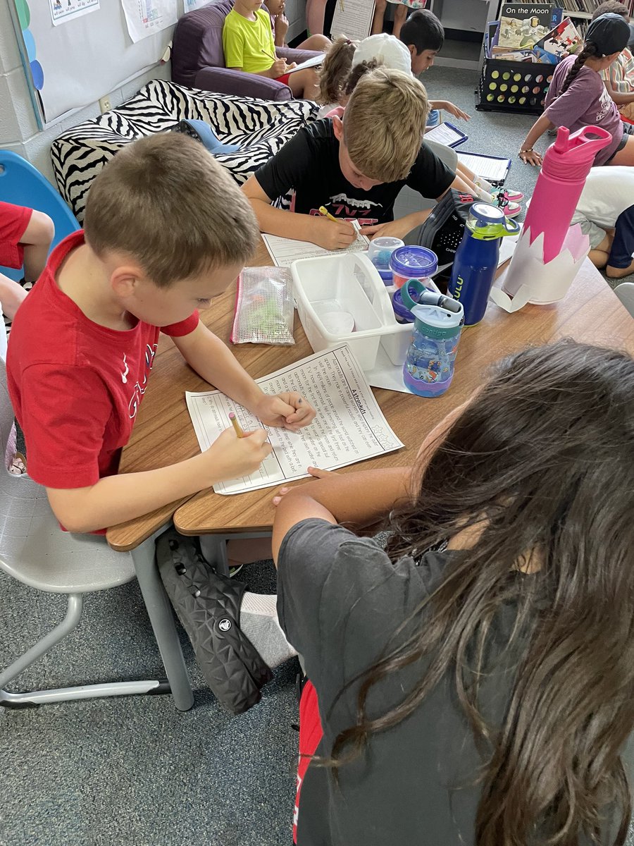 Mrs___Ray___'s tweet photo. Today 4th grade leaders worked with 1st on their reading comprehension! Thanks! Can’t wait to work with you guys more!  @MsManning_CISD https://t.co/8h9HqosTHR
