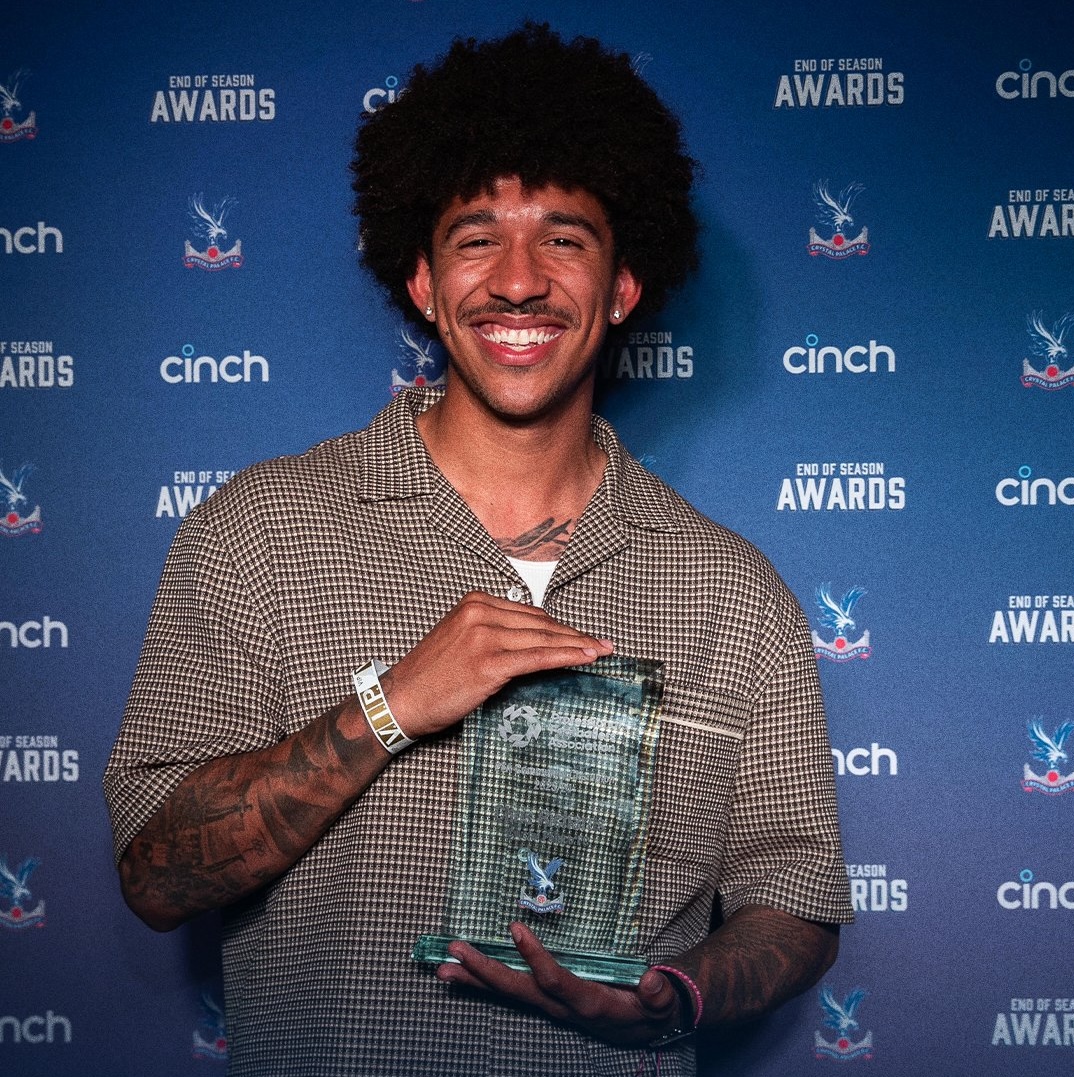 CHRIS RICHARDS WINS PFA COMMUNITY CHAMPION prize at Crystal Palace end-of-season awards. 🇺🇸 USMNT defender recognized for work supporting club charity Palace for Life, including at Black History Month & Rainbow Laces workshops. 👏 A force for good on & off the field. ❤️