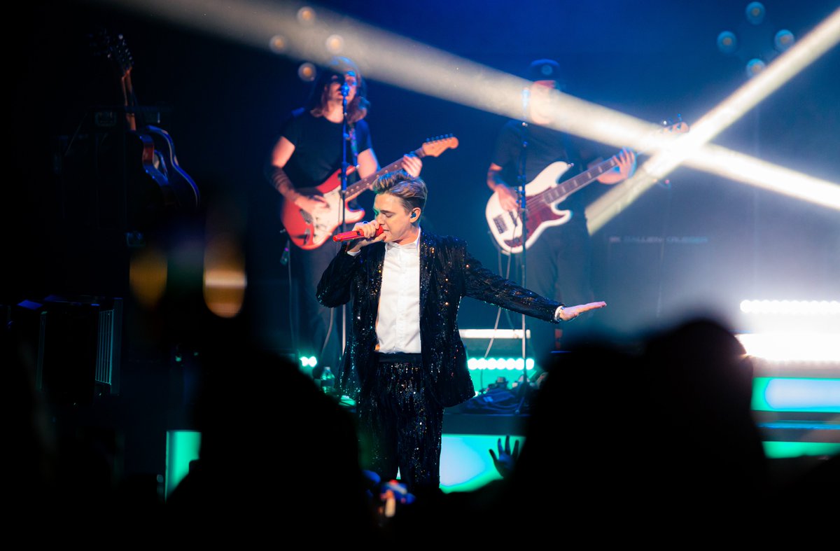 All's Well with <a href="/JesseMcCartney/">Jesse McCartney</a>! The singer performed a set of familiar favorites mixed with new material to a sold out Vic Theatre on Friday night. Read more about the nostalgia and fun-packed show here:
anchrmagazine.com/gigswedig/2024…