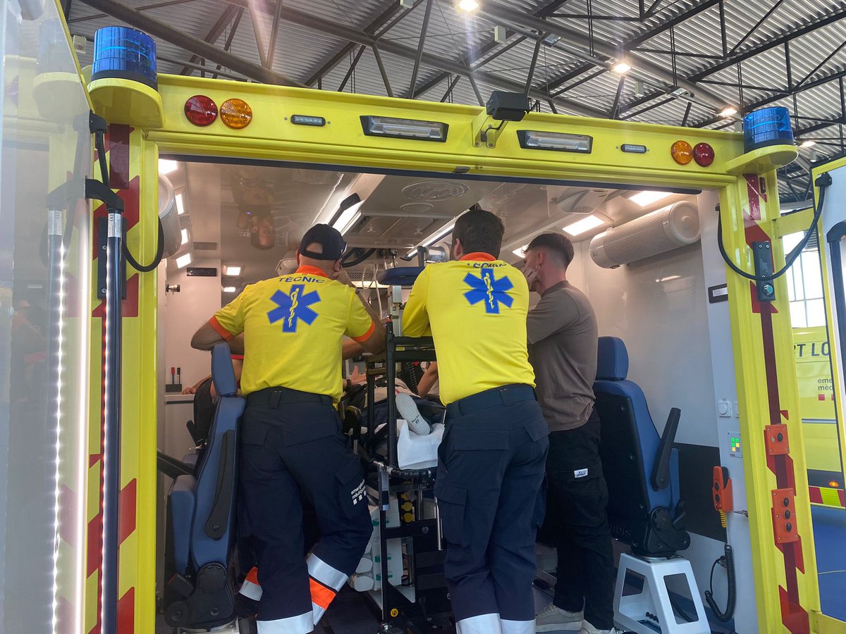 semgencat's tweet photo. #EstàPassant: 
🚑 Professionals de la nova Unitat d'Altes Capacitats del #SEM mostren als assistents de les #JETE24 les característiques del seu interior i els expliquen el seu funcionament.
@Jete_2024 https://t.co/ujwg74WMiS