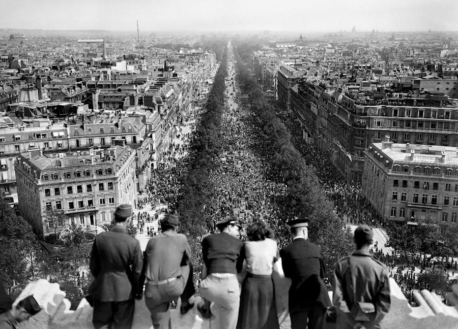 Le #8mai1945, sur les Champs-Elysées à Paris comme dans tout le pays, les Français fêtent la victoire des Alliés face aux nazis. 79 ans plus tard, nous commémorons la fin de près de six ans de conflit et d'occupation et célébrons la mémoire de celles et ceux qui nous ont libérés.