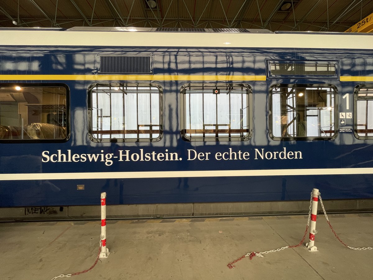 Endlich ist es soweit und wir können euch ein paar Bilder vom Refresh der Marschbahnwagen zeigen. 🥳🚆

In Kürze gibt es auch Bilder aus dem Innenraum. 😊

📷️ Fotos: Alstom

🔎: nah.sh/de/themen/neui…

#nahverkehr #bahn #bus #nahsh #schleswigholstein #marschbahn