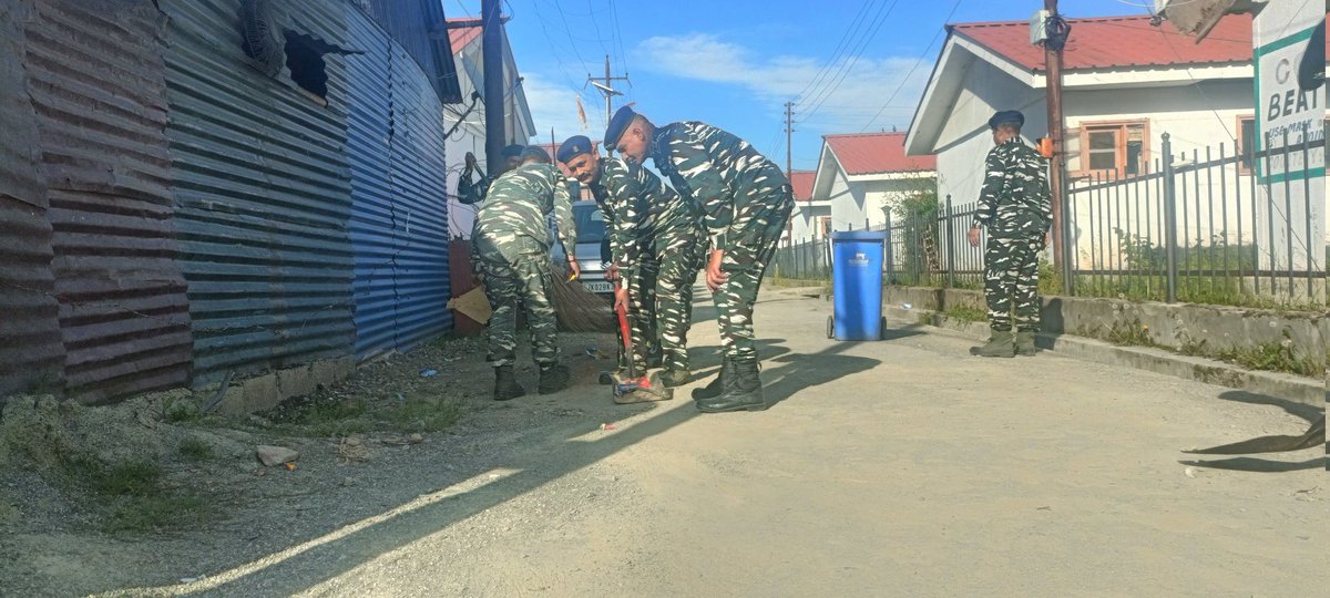 46 BN #CRPF conducted a cleanliness drive at the premises of PANDIT COLONY ,VESSU  under the theme 'Mission lifestyle for environment #MeriLife on 8th May, 2024.@crpfindia @KOSCRPF 
@crpfddn @OPSRANGEANG