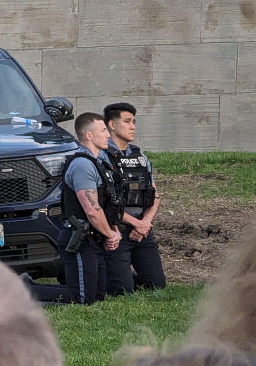 Two police officers spotted on their knees at the Behold KC Eucharistic event in Kansas city this week. Respect for these police officers! 

Image: Rachel Pruville