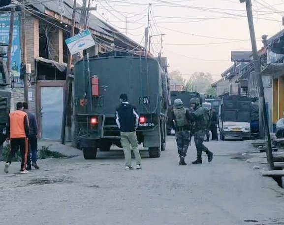 कुलगाम में ऑपरेशन फिर शुरू, ताजा गोलीबारी शुरू। #ऑपरेशन जारी है. #JammuKashmir #KulgamEncounter #jkpolice
