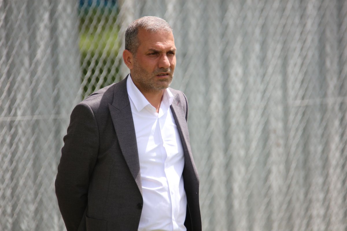 Tesislerde yakacak odun kömür yokken kafama sıkarım yine de Elazığspor’u kapattırmam dedi. Taşın altına gövdesini koydu, bordo-beyaz sevdasına başkan oldu. “Yapamaz ne anlar o” dediler, takımı ligde finale taşıdı.

Dürüstlüğü, babacanlığı ile her bir Elazığlının gönlünde yer