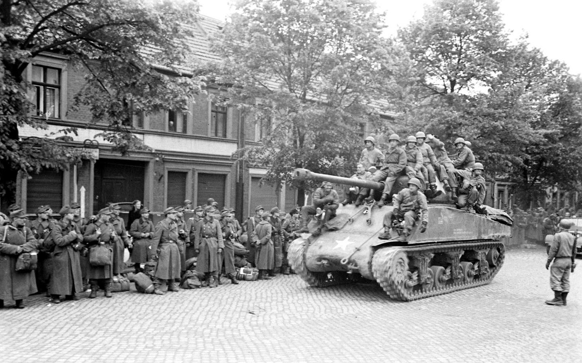 US M4A3 76w Sherman Tank passing German Prisoners near Tangermünde Germany - May 8,1945
LIFE Magazine Archives - William Vandivert Photographer WWP-PD