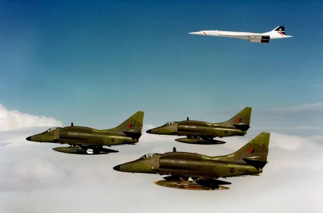 Fotos que (me) enamoran. A-4K Skyhawk de la Royal New Zeland Air Force (RNZAF) escolatando al avión comercial supersónico BAC Concorde de British Airways. Pura belleza en una sola foto.