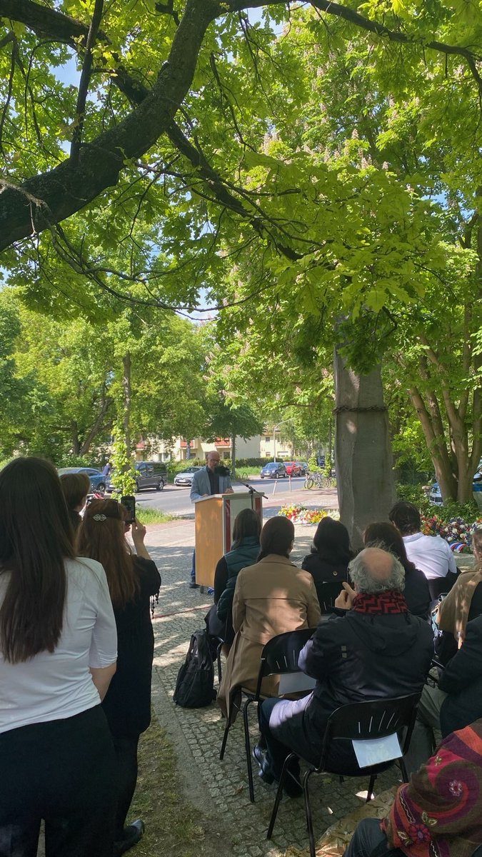 Heute vor 79 Jahren endete der zweite Weltkrieg. Der 8. Mai als Tag der Befreiung wurde auch in diesem Jahr auf Einladung der Initiative KZ-Außenlager Lichterfelde mit einer Kranzniederlegung an der “Säule der Gefangenen” in der Wismarer Straße begangen. (1)
