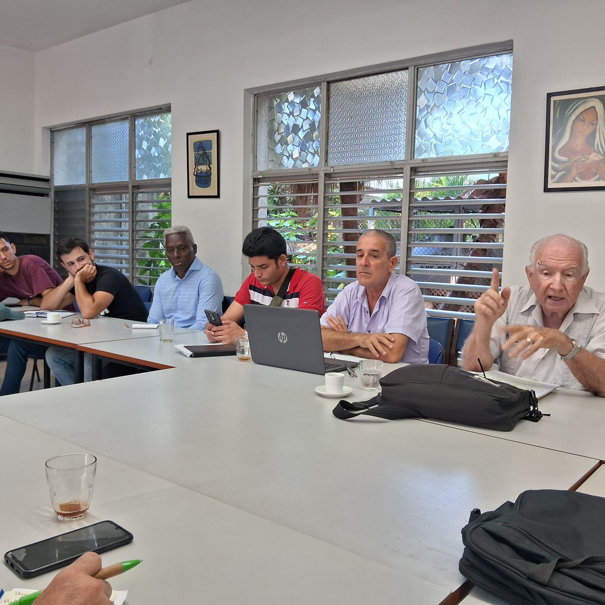 En visita a Centro de Investigaciones de la Economía Mundial @CIEM_Cuba ministro de @citmacuba @EdMartDiaz intercambia sobre estado actual, obstáculos y opciones para promover las exportaciones de bienes y servicios de @Cuba con aportes de la #ciencia e #innovación #CienciaCubana