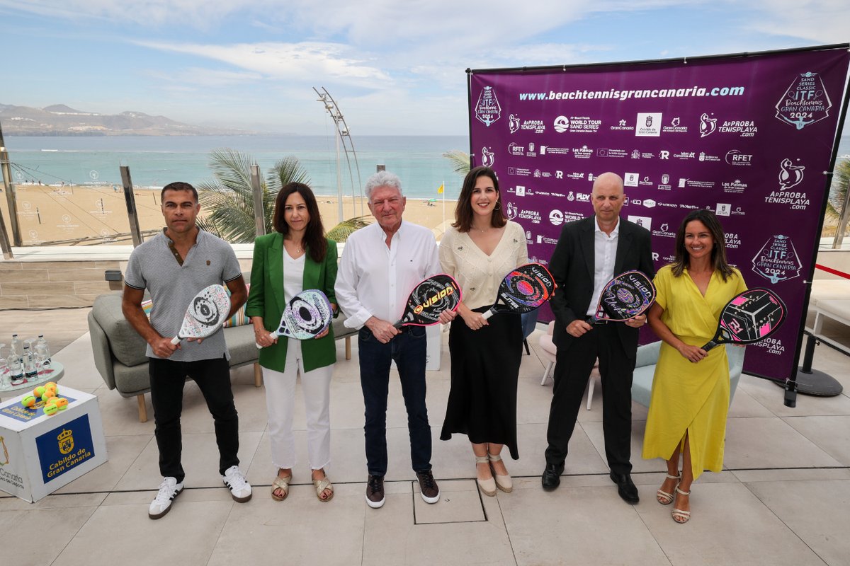 Hoy se presentó el Sand Series Classic ITF Beachtennis Gran Canaria 2024 que tendrá lugar del 14 al 19 de mayo sobre la arena de #LaPlayaDeLasCanteras, en #LasPalmasDeGranCanaria. 🏖️ 🎾 Para más información 👉 lpavisit.com/es/noticias/tu…