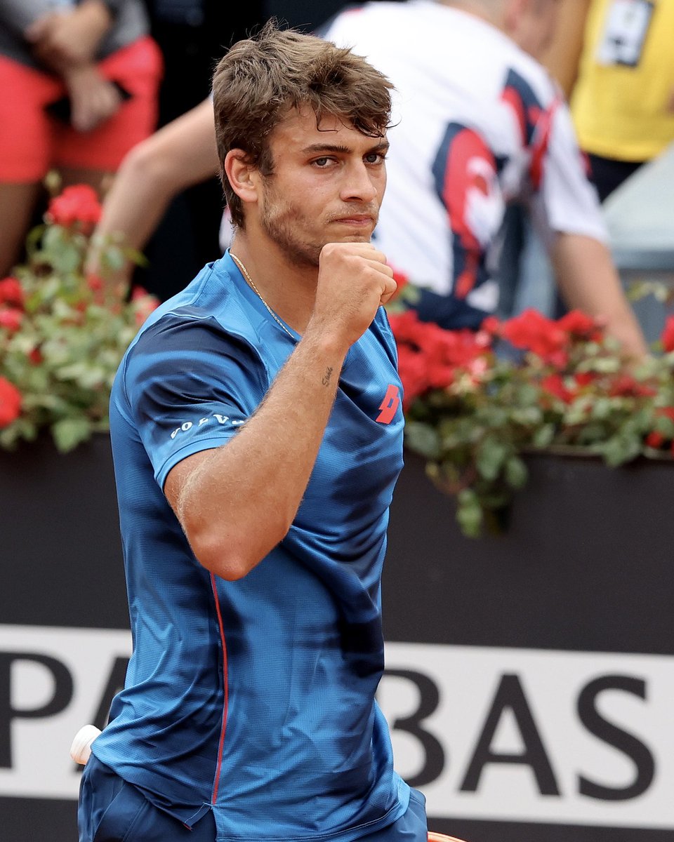 SuperTennisTv's tweet photo. 𝐂𝐀𝐒𝐀 𝐃𝐎𝐋𝐂𝐄 𝐂𝐀𝐒𝐀 🏠
In un'infuocata Grand Stand Arena, Flavio #Cobolli si aggiudica il match contro Maximilian #Marterer col punteggio di 6-4 6-2 e vola al secondo turno degli @InteBNLdItalia ✈️
Il romano attende adesso lo statunitense Sebastian Korda 🇺🇸
#tennis | #IBI24 | #ATP