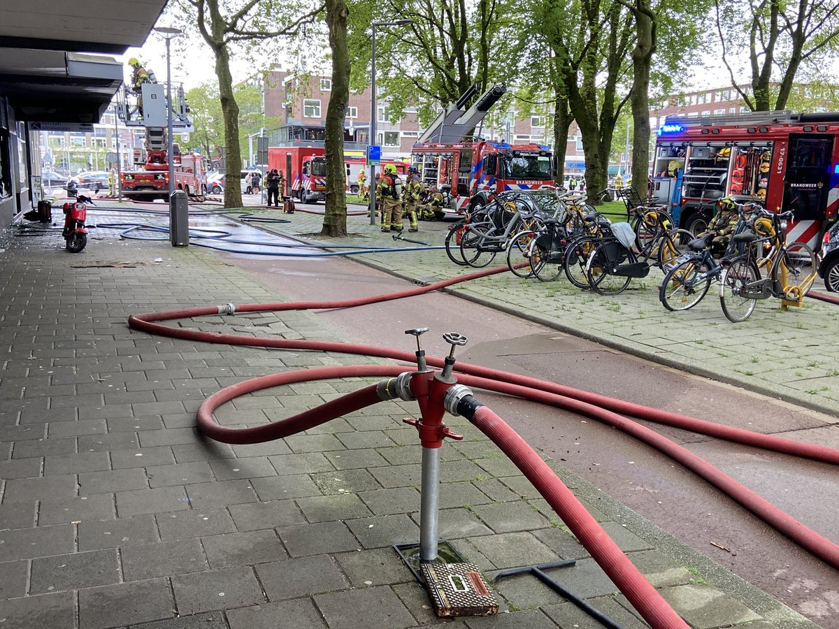 Kapperszaak aan #Mijnsherenlaan in Rotterdam-Zuid volledig uitgebrand. Eigenaar zag vonken uit scooteraccu komen, die aan de lader lag. Hij heeft tevergeefs geprobeerd de boel te blussen. Brand is niet verder uitgebreid. #rijnmond