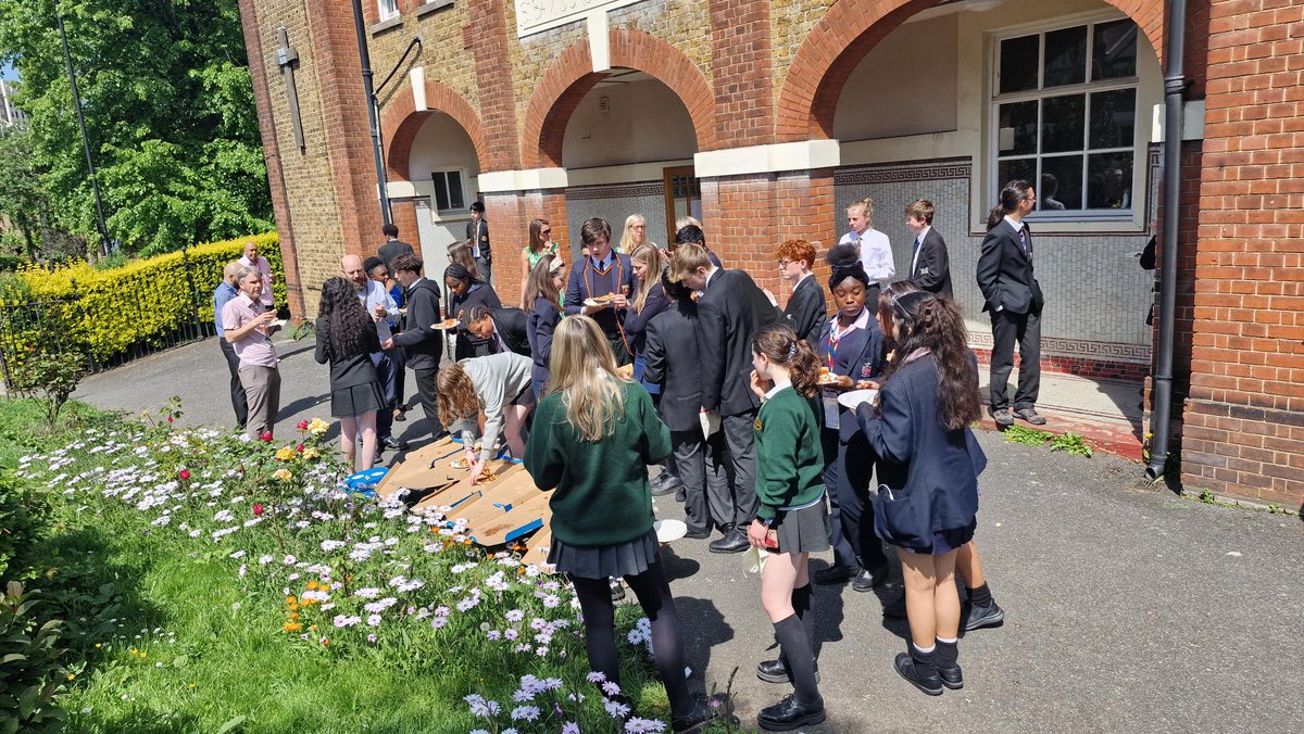 Mr. Jones, Mr. Koloi and some pupils attended the @SSLP_Southwark Neurodiversity Project Launch today. Four splendid talks, pizza lunch and an inter-school silent disco. Educational, thought-provoking and fun! Well done you lot. #AlleynsPartners #AlleynsEDI #BeyondAlleyns