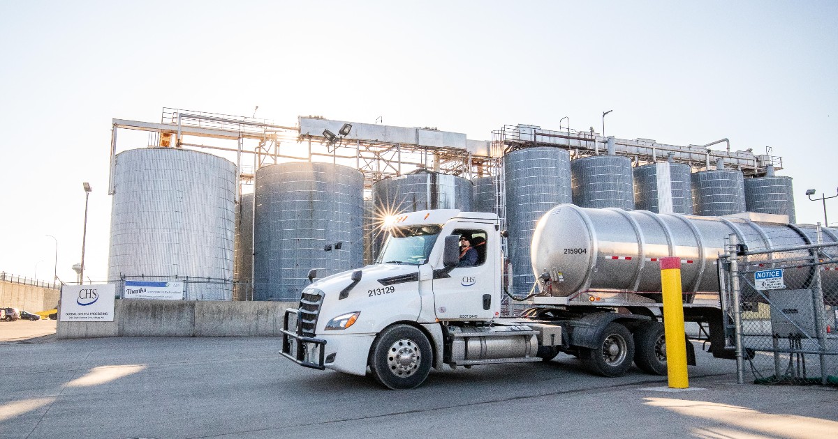 “Soy oil demand and value the past two years have been amazing. For farmers, it adds to our bottom line,” says Darin Johnson, a Minnesota farmer who sells soybeans that are processed into soy oil by CHS. Learn about a CHS joint venture driving demand: bit.ly/3JPo3Ow.