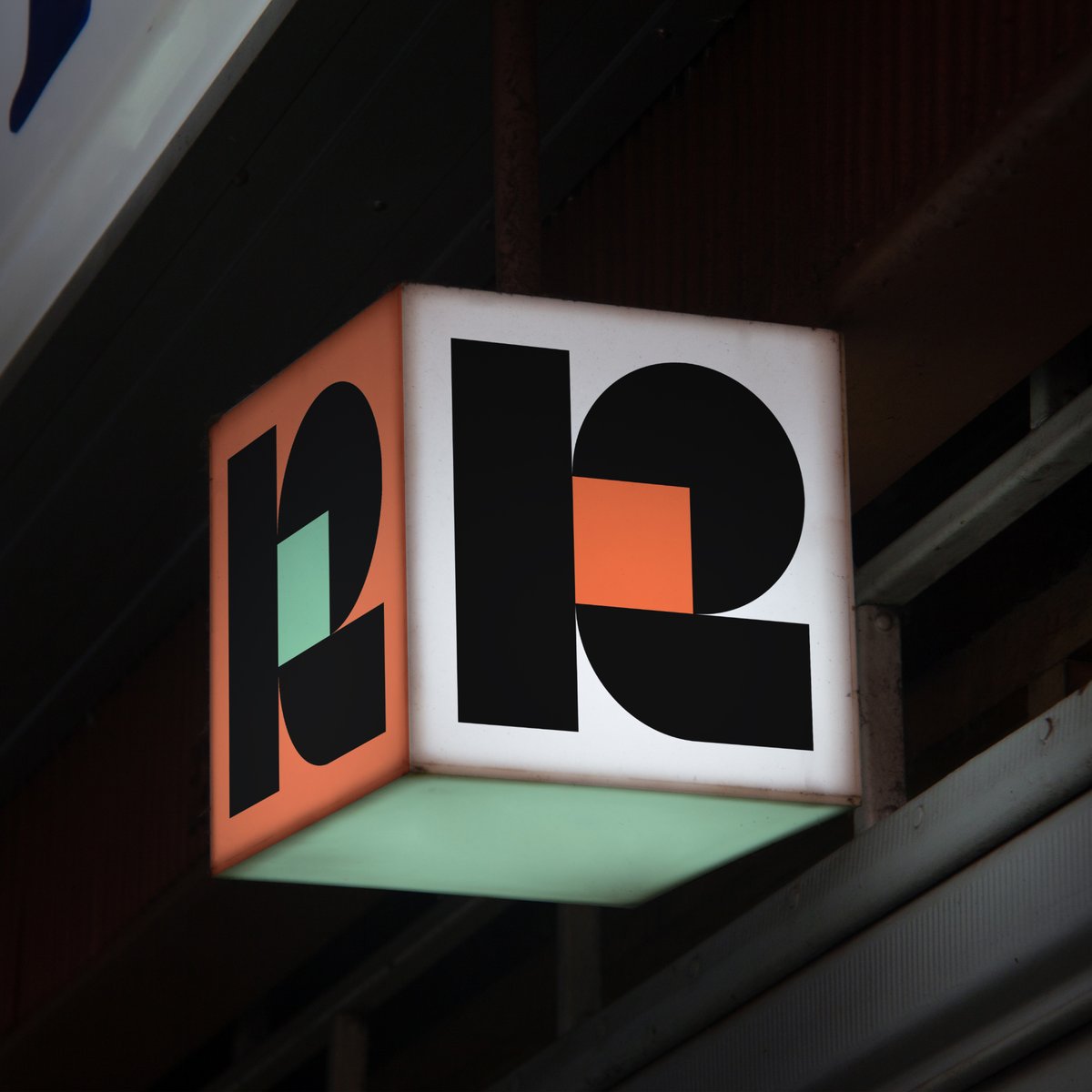 Айдентика для sales платформи Revenue Grid, що Спіілка зробила у 2023 році:
spiilka.com/projects/reven…

Дуже подобається два моменти, перший, як Настіч @iwasigraslov розвинула ідею сітки (grid), що з самого початку була присутня в назві, а тепер існує у всій айдентиці: в логотипі,