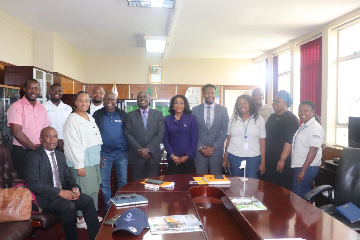 FAO Rep @percy_suze facilitated a courtesy call with Hon. Reuben Mtolo, Minister of Agriculture, for the #SouthAfrica delegation. Elder Mchiza, Chief Director of Farmer Support, shared insights on working with smallholder farmers regarding #evoucher #compliance #mechanization. 🚜