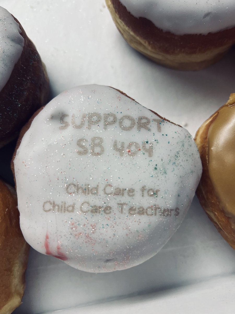 It’s #DonutDay at the legislature! We’re talking #childcare, #MaternalHealth and #BannedBooks. Come chat with! #nhpolitics