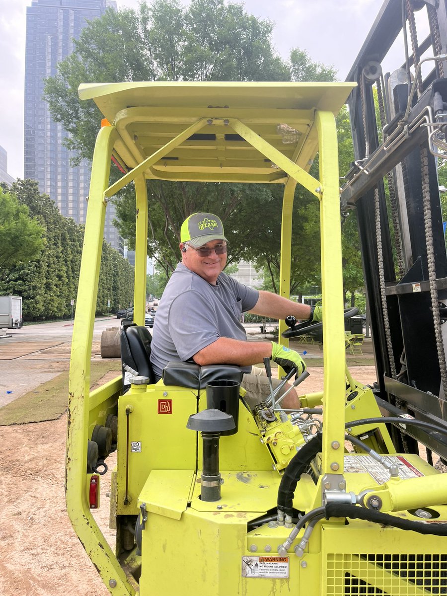 theparkguy's tweet photo. Green side up day @KlydeWarrenPark with @GrassTri #Tiftuf https://t.co/0UibISUQ6P