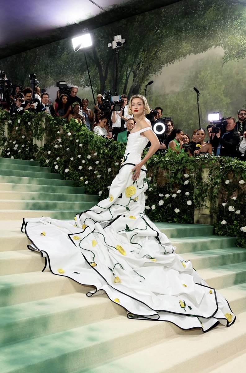Gigi Hadid’s Thom Browne Met Gala dress took over 13,500 hours to create. A team of 20 artisans spent 5,000 hours hand-embroidering 2.8 million micro bugle beads onto her gown, 70 people overall worked on her dress 🤍