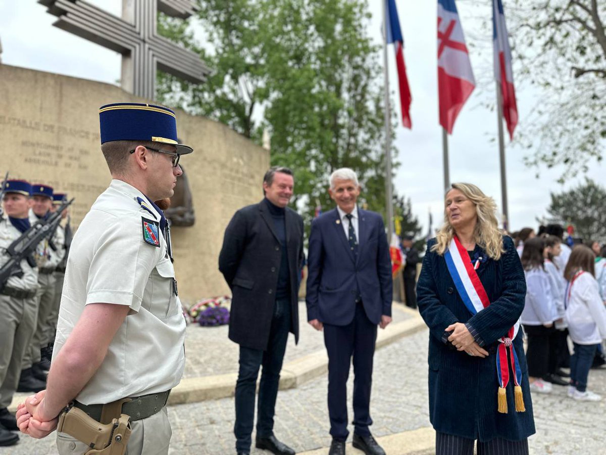 Belle cérémonie de commémoration de la victoire du 8 Mai 1945 à #Puteaux , en présence du 1er Régiment d'hélicoptères de Combat de Phalsbourg! Honneur à nos militaires! 🇫🇷