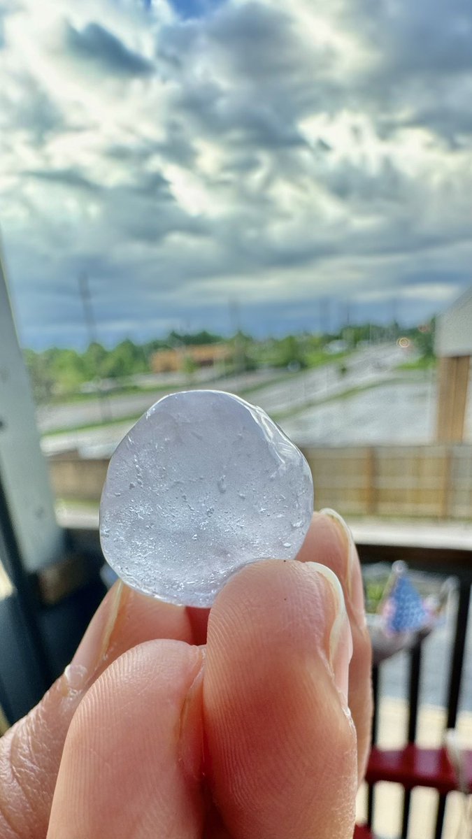 ShashiS89118637's tweet image. Good morning from north Kansas city
#morningview  #fox4  1/2 inch hail 😮
morning attack by hail 😂😁
In the morning hail fell like someone was throwing big stones on the window, my son woke up making noise asking what happened Maa?
#GoodMorning #kansascity