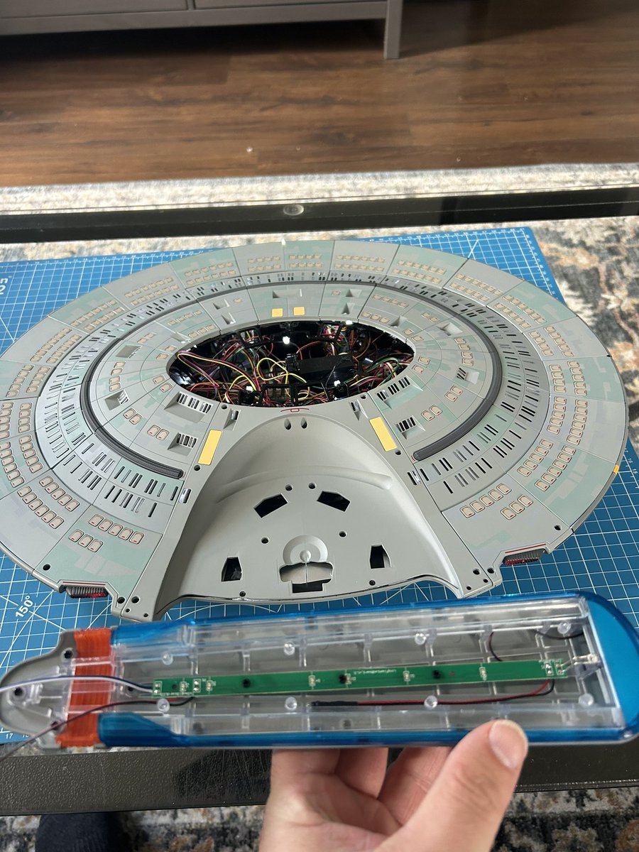 Jmrog84's tweet photo. Kit 111 is complete. More components added to the port nacelle.  More pieces added to the connecting plate of the Cobra neck to the saucer section. Part is now screwed in place. #StarfleetBuilders @divine_treasury @TrekGeeks @FanhomeUS https://t.co/5xy4s2o2TN
