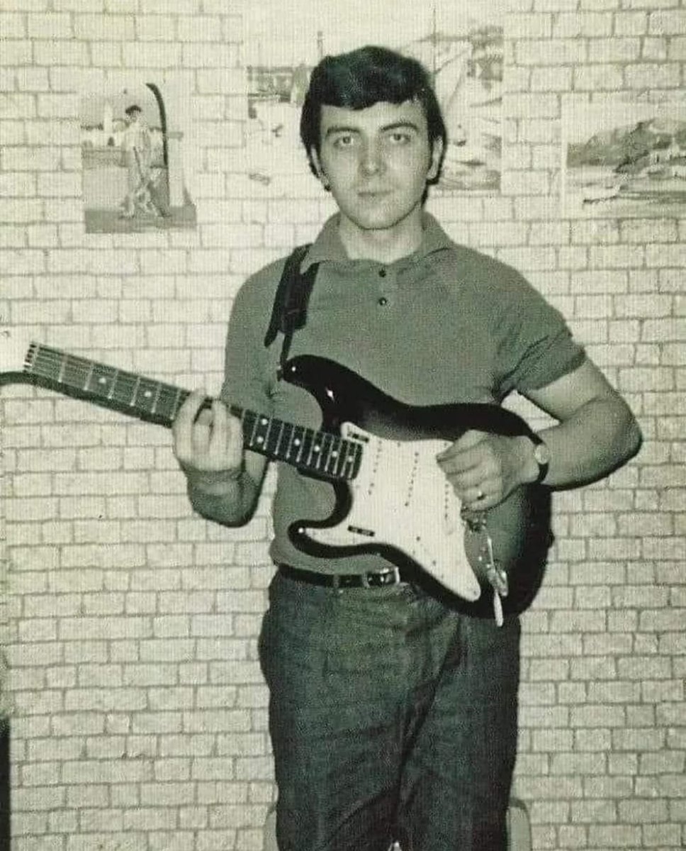 Who is this young guitar player?

thewayofguitar.com

#guitarlessonsauburnny #thewayofguitar #auburnny #guitarteacher #guitarlessons🎸