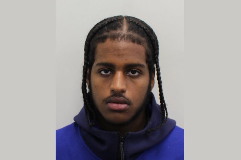 Reckless gun-wielding moped rider jailed after shooting random people in Chelsea Shots were fired by the teenager from the back of a stolen moped @metpoliceuk missed an opportunity here to use deadly force. Do us all favour! mylondon.news/news/reckless-…