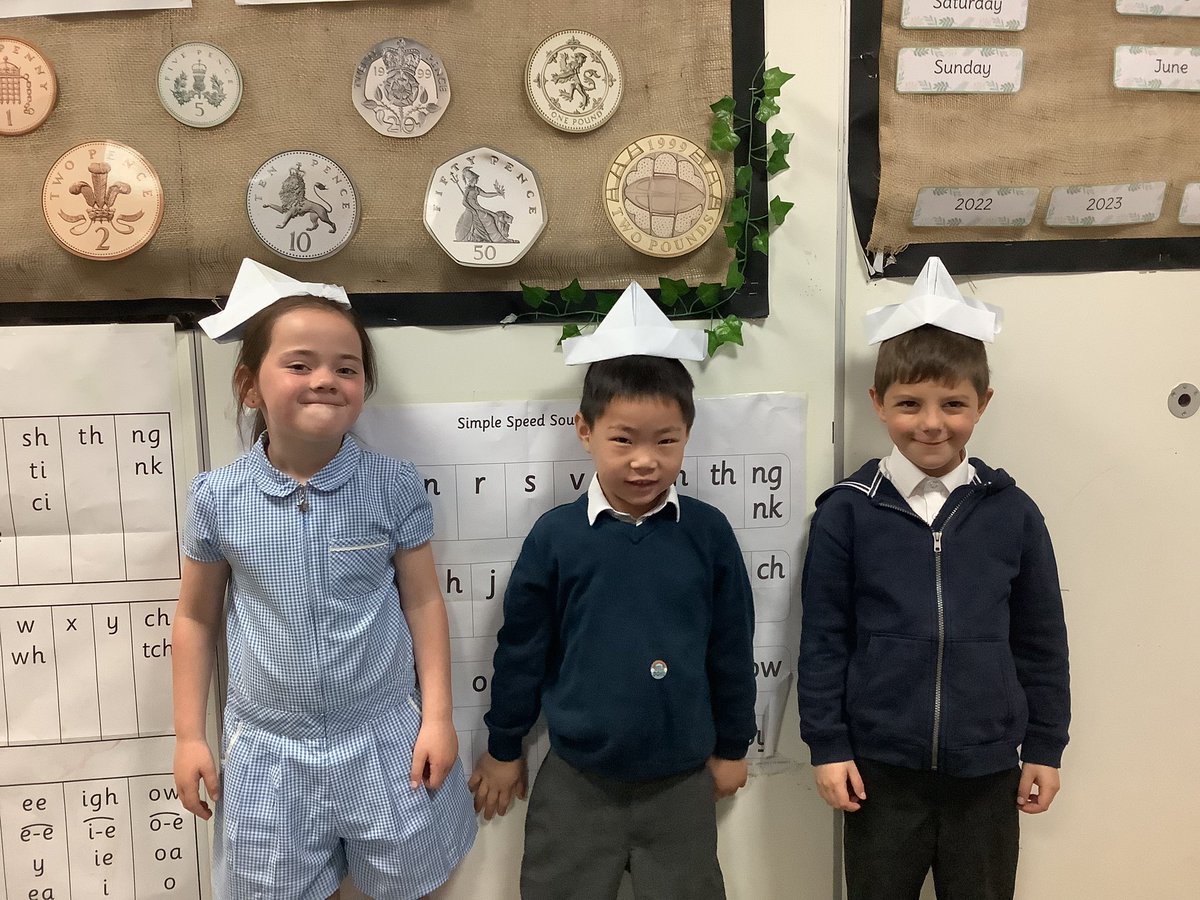 We have started a new story, ‘The Queen’s Hat’. To get us excited, we made our own paper hats!🧢 @CroxtethC