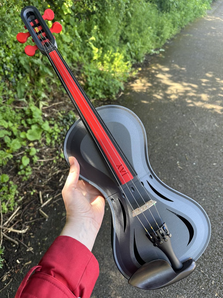 Sunny #LabourDoorstep session in Bradley Stoke today (the spring coat is back!) ☀️

Great to speak with lots of local people about the issues that matter to them.

Also what a lovely, surprise gift - a 3D printed violin, which a very skilled resident is hoping to get into schools