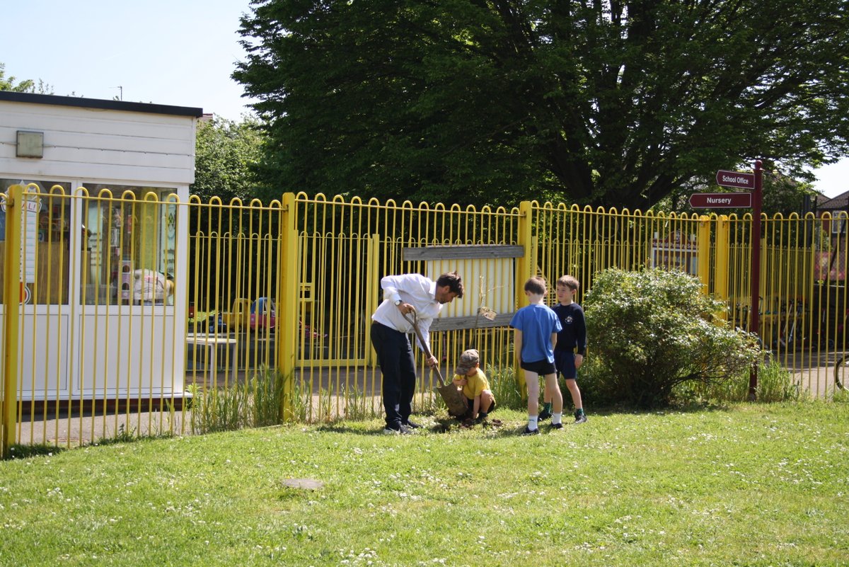 The sun is finally shinning and the children in KS1 were taking full advantage during their lunch time today!