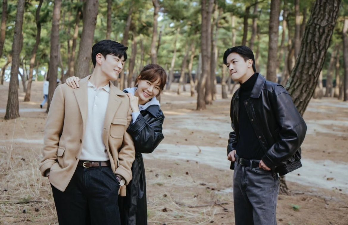 Jungwoon and her two husbands lol

#NothingUncovered #YeonWooJin #JangSeungJo #KimHaNeul