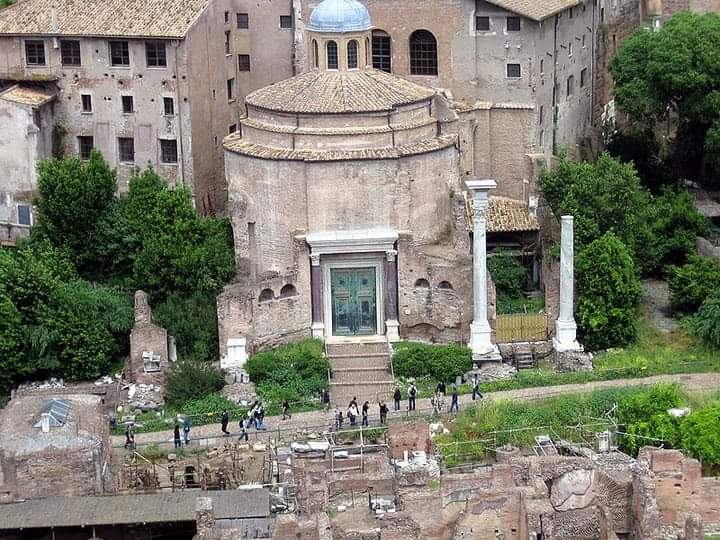 La Basílica de Santi Cosma e Damiano es una iglesia titular en Roma, Italia. La puerta de entrada al nivel superior de la estructura se encuentra fuera del Foro Romano, mientras que se puede acceder a la parte inferior del edificio dentro del Foro y presenta edificios romanos…