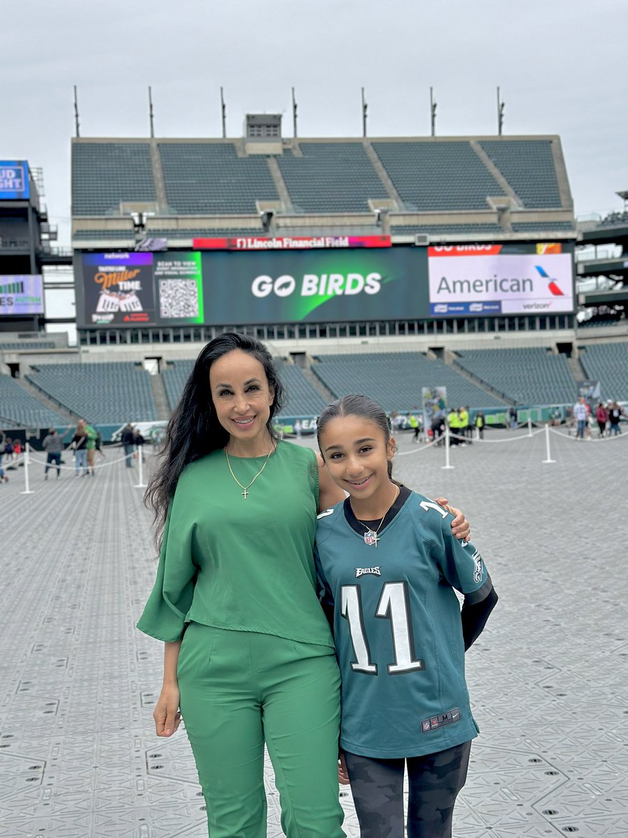Go Birds! Great day on the #field for #Eagles Huddle Up For #Autism with my #MVP @Eagles #mvp #mother #autism #autismawareness #field #football @nfl #green #gobirds #flyeaglesfly #footballplayer #philly #philadelphia @AmericanAir #touchdown #mother #daughter