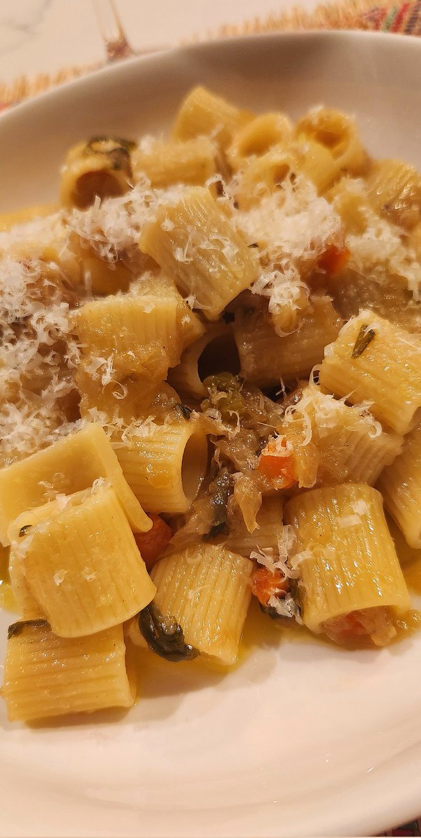 A classic dish of pasta of the Neapolitan tradition, la 'genovese'. It can be made with meat 🍖 or 'scappata' (meatless) as I prepared it. Delicious and simple.