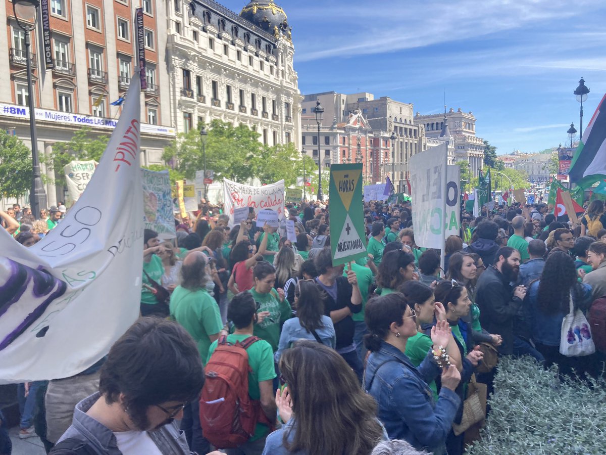 El profesorado madrileño secunda la huelga al 65%. 
Esta mañana nos hemos concentrado masivamente en la puerta de la Consejería de Educación defendiendo la #EducaciónPública, así como en las diferentes localidades y zonas madrileñas.
Nos vemos esta tarde en la manifestación💪