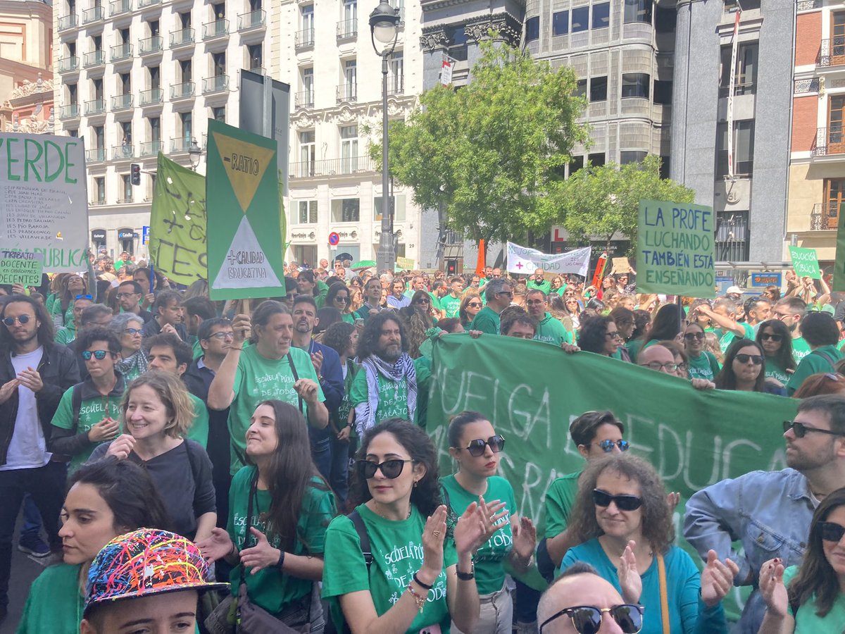 VenaMareaVerde's tweet photo. El profesorado madrileño secunda la huelga al 65%. 
Esta mañana nos hemos concentrado masivamente en la puerta de la Consejería de Educación defendiendo la #EducaciónPública, así como en las diferentes localidades y zonas madrileñas.
Nos vemos esta tarde en la manifestación💪 https://t.co/Qj9NoWIYCO