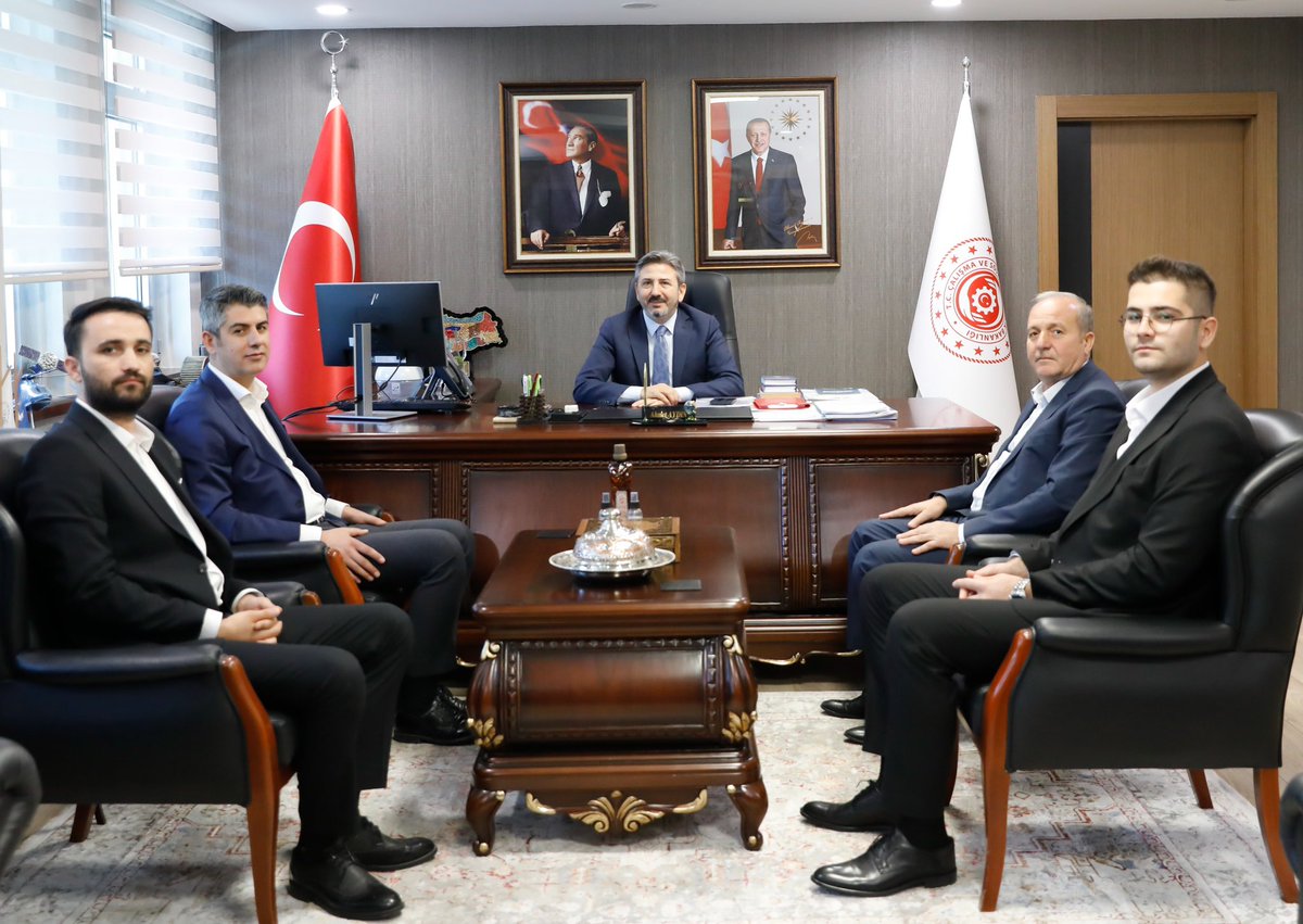 osman_dndr's tweet photo. Çalışma ve Sosyal Güvenlik Bakan Yardımcımız sayın @AhmetAYDIN_02 beyi Tigem Teftiş Kurulu Başkanı sayın Hüseyin Huseyin Duran ile birlikte ziyaret ettik.Misafirperverliği,samimi ilgi ve alakalarından dolayı kendilerine teşekkür eder çalışmalarında başarılar dilerim. https://t.co/jeptnaBuGS