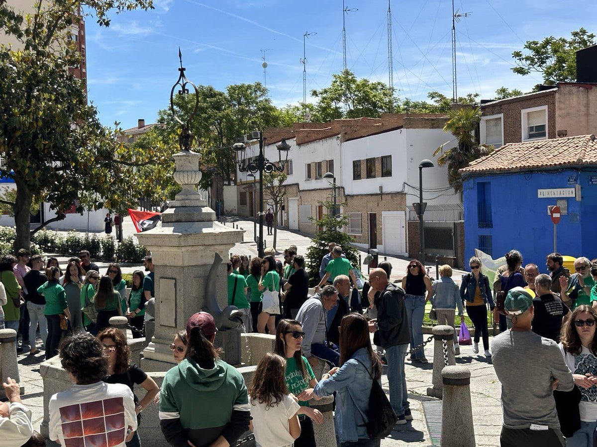 Está mañana hemos vestido de verde Educación Pública la plaza de Pradillo. El profesorado luchando también está enseñando