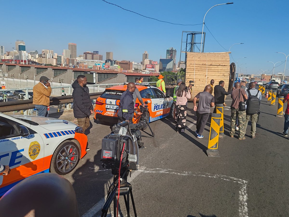 #CityPowerUpdates #InnerCitySDC Media contingent on a walkabout with Joburg City Manager, Floyd Brink, and City Power management at the M1 highway bridge in Braamfontein, where an underground cable fire destroyed City Power infrastructure and caused power outages in parts of…